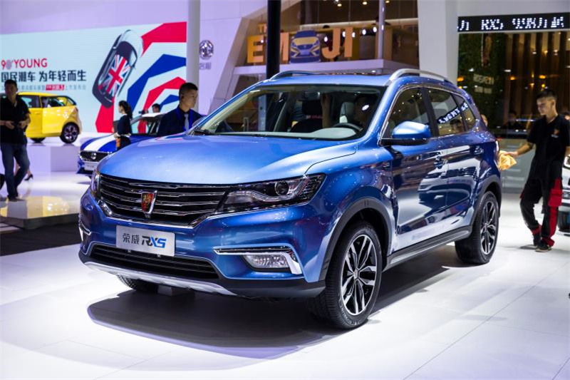 全新榮威950、榮威e950定義“高級轎車” 成都車展亮相售價16.88萬起 互聯網汽車上市一周年 系統升級帶來顛覆式進化