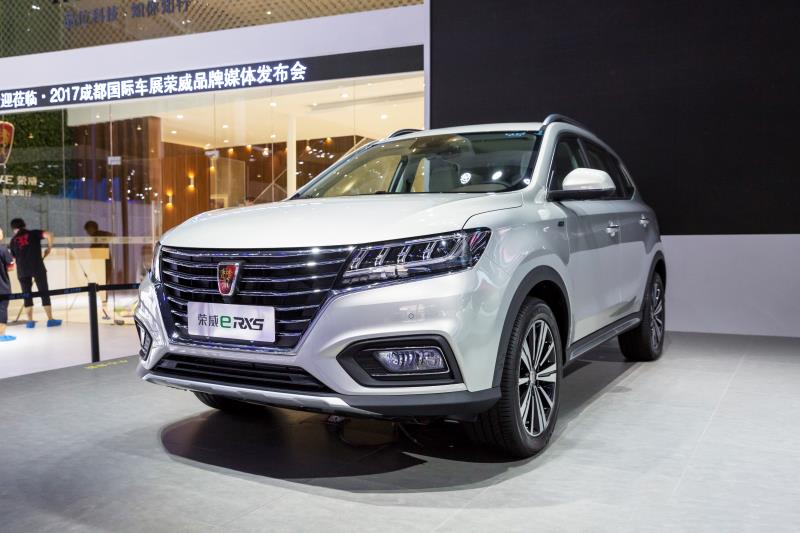 全新榮威950、榮威e950定義“高級轎車” 成都車展亮相售價16.88萬起 互聯網汽車上市一周年 系統升級帶來顛覆式進化