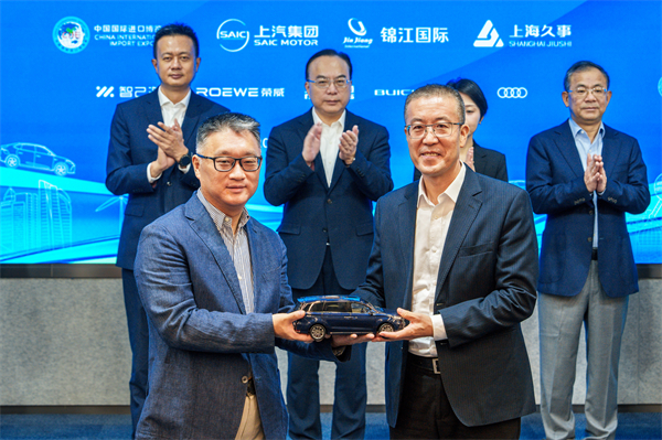 上汽集團向進博會交付750輛“政要接待用車”