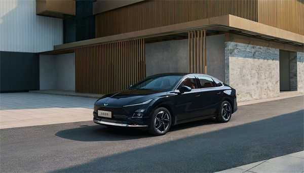 10.98萬元起!五菱星光2025款開啟預售,攜手《和平精英》打造年輕人的智能實戰利器!