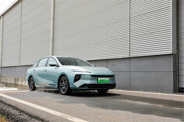 7.98萬(wàn)起!榮威純電D6上市,A+級(jí)市場(chǎng)迎來(lái)“價(jià)值王者”