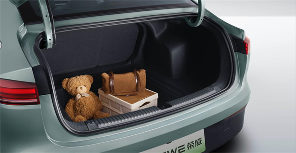 7.98萬(wàn)起!榮威純電D6上市,A+級(jí)市場(chǎng)迎來(lái)“價(jià)值王者”