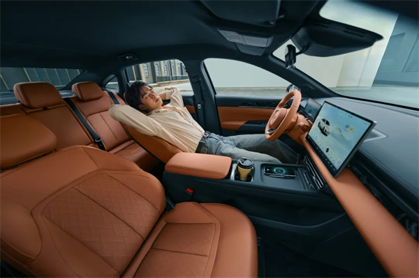 限時先享置換一口價!「10萬級600續航中級轎車」五菱星光2025款正式上市!