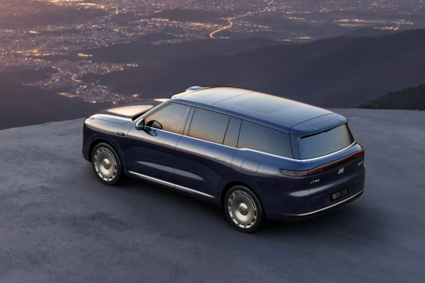 智己拼了!能洗澡還帶地暖的旗艦,32.28萬開賣