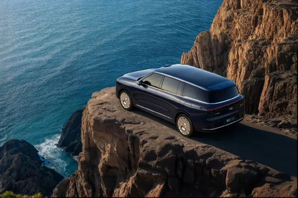 智己拼了!能洗澡還帶地暖的旗艦,32.28萬開賣