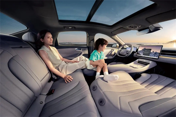 智能座艙的“終極答案”？榮威搭載豆包，讓所有車機一夜過時